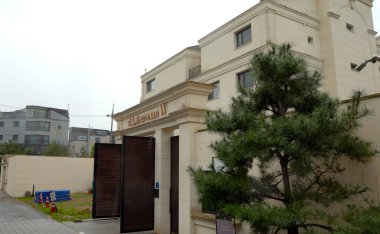 SEOUL, Güney Kore - 11 Ekim 2025 - Achiul Village, Guri, Güney Kore 'deki modern lüks villa dış ve giriş kapısı