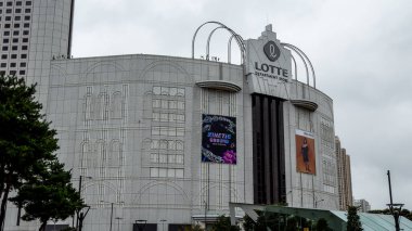 SEOUL, Güney Kore - 11 Ekim 2025 Seul 'deki Lotte Mağazası, modern mimari ve afişlerle donatılmış.