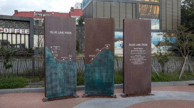 BUSAN, Güney Kore - 9 Ekim 2025 - Blue Line Park güzergahını gösteren bilgi tabelaları ve Busan, Güney Kore 'deki ziyaretçiler için ayrıntılar
