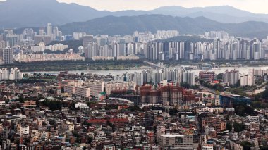 SEOUL, Güney Kore - 11 Ekim 2025 - Seul silueti sayısız şehir binası, Han Nehri ve uzak dağlar