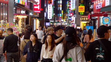 SEOUL, Güney Kore - 11 Ekim 2025 Myeong dong, Seul, Güney Kore 'de kalabalık bir sokakta yürüyen insanlar