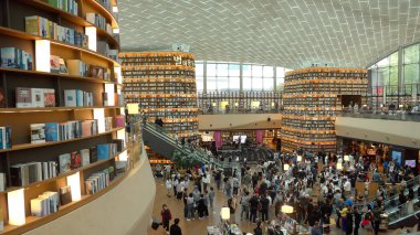SEOUL, Güney Kore - 11 Ekim 2025 Seul, Güney Kore 'deki Starfield Coex Mall kütüphanesi ve kitaplarının tadını çıkaran insanlar