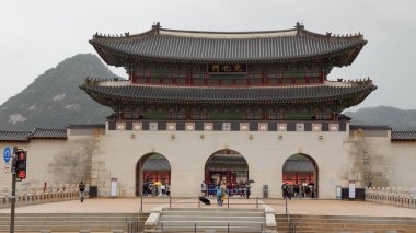 SEOUL, Güney Kore - 11 Ekim 2025 - Güney Kore 'deki Gyeongbokgung Sarayı' nın ana girişi olan Gwanghwamun Kapısı 'nı ziyaret edenler