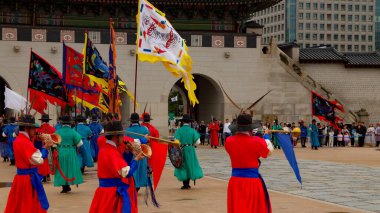 SEOUL, Güney Kore - 11 Ekim 2025 - Koreli kraliyet muhafızları geleneksel Gyeongbokgung Sarayı 'nda kıyafet değiştirme törenini gerçekleştiriyorlar.