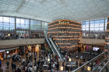 SEOUL, Güney Kore - 11 Ekim 2025 - CoEX Mall 'daki modern Starfield Kütüphanesini ziyaret eden turistler ve yerel halk