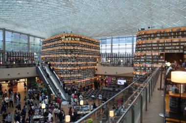 SEOUL, Güney Kore - 11 Ekim 2025 - Starfield Kütüphanesi birçok ziyaretçi ve okuyucuya büyük bir kitap koleksiyonu sunuyor