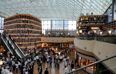 SEOUL, Güney Kore - 11 Ekim 2025 - İnsanlar uzun kitaplıklar ve modern mimari ile dolu büyük Starfield Kütüphanesini keşfediyorlar