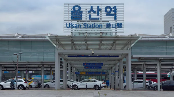 ULSAN, Güney Kore - 10 Ekim 2025 - Ulsan İstasyonu girişi park halindeki taksileri ve bulutlu gökyüzünün altındaki modern bir binayı gösteriyor
