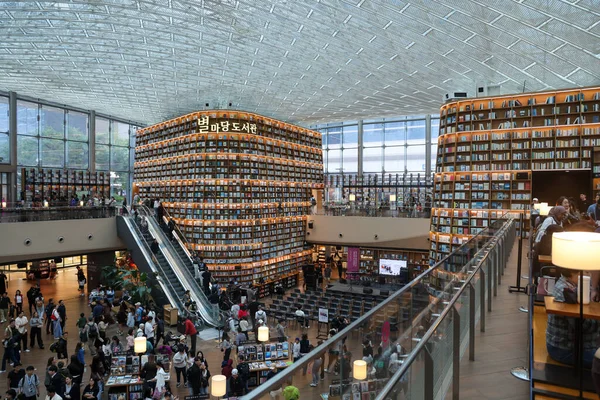 SEOUL, Güney Kore - 11 Ekim 2025 - Starfield Kütüphanesi birçok ziyaretçi ve okuyucuya büyük bir kitap koleksiyonu sunuyor