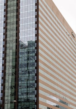 SEOUL, Güney Kore - 11 Ekim 2025 Seul 'deki şehir binalarını yansıtan cam cepheli kentsel gökdelen