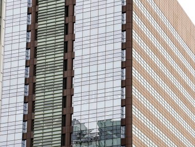 SEOUL, Güney Kore - 11 Ekim 2025 - Yansıtıcı cam pencereler ve mimari ayrıntıların yer aldığı modern bina cephesi