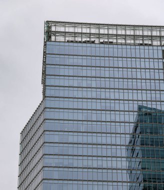 SEOUL, Güney Kore - 11 Ekim 2025 - Seul, Güney Kore 'deki kentsel mimariyi yansıtan çağdaş bir gökdelenin cam cephesi