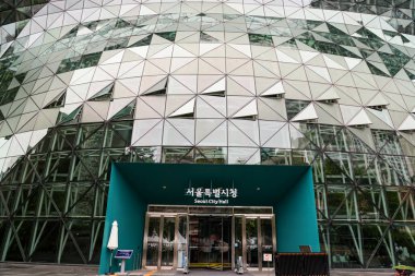 SEOUL, Güney Kore - 11 Ekim 2025 - Seul Belediye Binası eşsiz geometrik cam cephesini ve ana girişini sunar