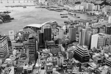 BUSAN, GÜNEY KOREA - 9 Ekim 2025 - Busan modern binalar ve siyah beyaz yoğun liman manzarası