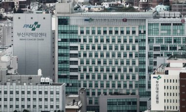 BUSAN, Güney Kore - 9 Ekim 2025 - Busan Kanser Merkezi Güney Kore şehir manzarasında belirgin bir şekilde ayakta duruyor