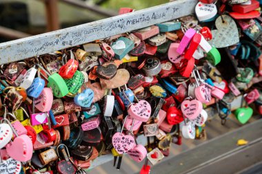 SEOUL, Güney Kore - 11 Ekim 2025 - Kalp şeklinde asma kilitler Seul parkında asılma ve romantizmi simgeliyor