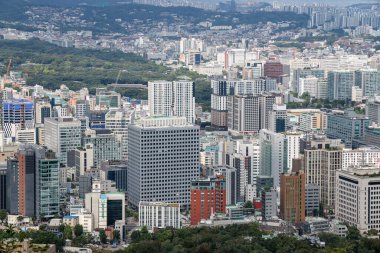 SEOUL, Güney Kore - 11 Ekim 2025 Yoğun mimarisi ve yemyeşil tepeleri olan geniş bir şehir manzarası gösteren Seul