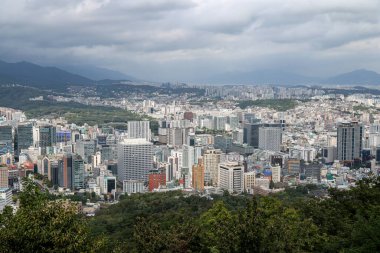 SEOUL, Güney Kore - 11 Ekim 2025 - Güney Kore 'deki Seul kentsel manzarasında birçok bina ve dağ yer almaktadır.