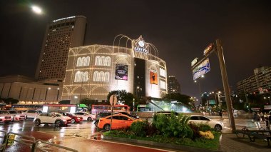 SEOUL, Güney Kore - 11 Ekim 2025 - Seul şehir manzarası Lotte Mağazası ve gece ıslak bir yolda sokak trafiği