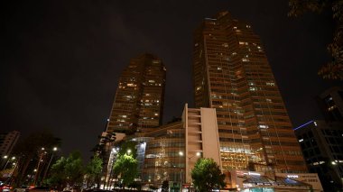 SEOUL, Güney Kore - 11 Ekim 2025 - Yüksek konut kuleleri ve geceleri aydınlatılmış pencereler sergilenen ticari kompleks