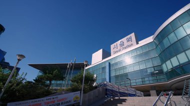SEOUL, Güney Kore - 11 Ekim 2025 - Seul İstasyonu 'nun dış görünüşü mavi gökyüzüne karşı güneş ışığını yansıtan çağdaş binası