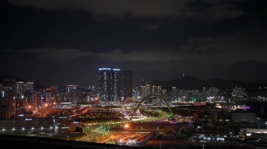 BUSAN, Güney Kore - 10 EKİM 2025 Busan şehrinin silueti sayısız bina ışığı ve şehir altyapısı ile geceyi aydınlatıyor