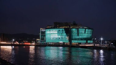 SEOUL, Güney Kore - 11 Ekim 2025 - Seul 'deki Han Nehri üzerinde parlayan bir su yeşilinin modern mimarisi