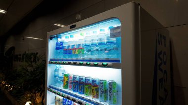 SEOUL, Güney Kore - 11 Ekim 2025 - Havaalanında mavi ışıkla aydınlatılmış içecek ve su şişeleri satan otomat