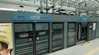 SEOUL, Güney Kore - 11 Ekim 2025 - Güney Kore AREX Ekspres treni istasyon peronunda açık kapılarla durdu