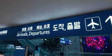 SEOUL, GÜNEY KOREA - 11 Ekim 2025 - Havalimanı gezginleri birden fazla dilde gelip giden yolculara yönlendiren işaret