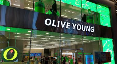 SEOUL, Güney Kore - 11 Ekim 2025 - Myeongdong, Seul 'deki Olive Young mağazasının dış görünüşü, K güzelliği ve kozmetik sunumlarının altını çiziyor