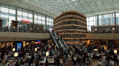 SEOUL, Güney Kore - 11 Ekim 2025 İnsanlar Coex Mall 'daki Starfield Kütüphanesi' ni araştırıyorlar.