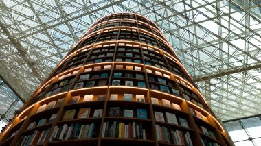 SEOUL, Güney Kore - 11 Ekim 2025 - Seul 'deki Starfield Kütüphanesi' nde cam çatı altında yüksek kitaplıklar sergileniyor