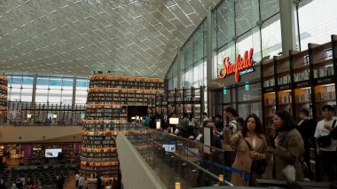 SEOUL, Güney Kore - 11 Ekim 2025 - Starfield Coex Mall Kütüphanesi 'ni gezen ziyaretçiler sayısız kitap ve çağdaş mimariyle dolu