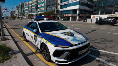 BUSAN, Güney Kore - 10 Ekim 2025 - Hyundai polis arabası Busan, Güney Kore 'de bir şehir sokağına park edildi