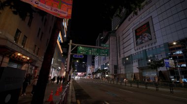SEOUL, GÜNEY KORE - 11 Ekimde. 2025 - Geceleri Seul caddesindeki binalar, trafik ve aydınlatma tabelaları