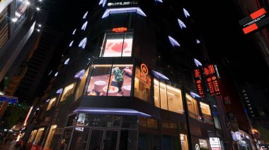 SEOUL, GÜNEY KORE - 11 Ekimde. 2025 - Canlı bir şehir ortamında çeşitli aydınlatma işaretleri ve ekranları gösteren modern bina