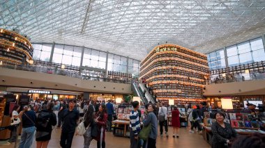 SEOUL, GÜNEY KORE - 11 Ekimde. 2025 - İnsanlar Coex Mall 'daki modern Starfield Kütüphanesi' nde yürüyor ve araştırıyorlar