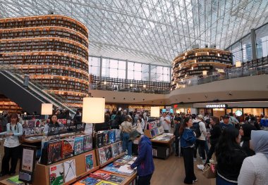 SEOUL, GÜNEY KORE - 11 Ekimde. 2025 - İnsanlar Seul 'deki Starfield Kütüphanesi' nin modern mimarisinden ve kitaplarından keyif alıyor