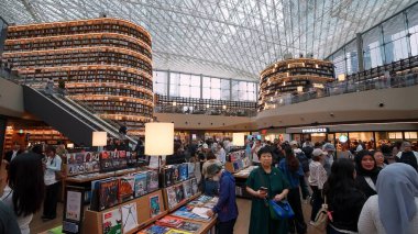 SEOUL, GÜNEY KORE - 11 Ekimde. 2025 - Starfield Coex Mall Kütüphanesi 'ne taşınan ve başlıklara göz atan bir kalabalık