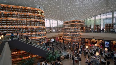 SEOUL, GÜNEY KORE - 11 Ekimde. 2025 - Seul, Güney Kore 'de Starfield Coex Mall Kütüphanesi' ni araştıran insanlar