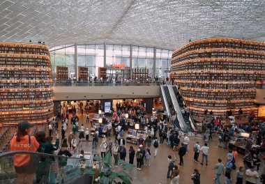 SEOUL, GÜNEY KORE - 11 Ekimde. 2025 - Starfield Kütüphanesi 'ni araştıran kitle kitlesi yüksek kitap rafları ve yürüyen merdivenlerle