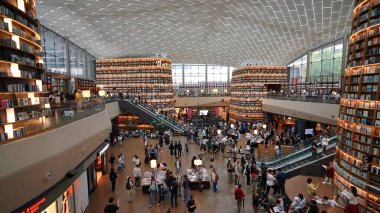 SEOUL, GÜNEY KORE - 11 Ekimde. 2025 - İnsanlar modern Starfield Coex Mall kütüphanesinde okumayı, buluşmayı ve alışveriş yapmayı seviyorlar