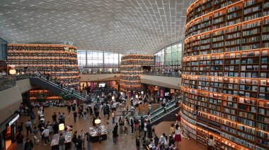 SEOUL, GÜNEY KORE - 11 Ekimde. 2025 - Büyük Starfield Coex Kütüphanesi 'nde okuyup alışveriş yapan kalabalık