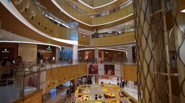 SEOUL, GÜNEY KORE - 11 Ekimde. 2025 - Modern lüks perakende alışveriş merkezi içi müşteriler ve birçok katlı