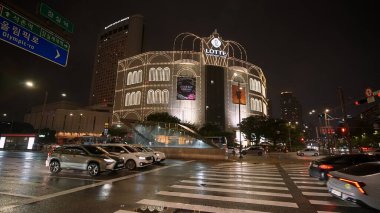 SEOUL, GÜNEY KORE - 11 Ekimde. 2025 - Lotte World AVM dış aydınlatma Jamsil caddesini gece Seul, Güney Kore 'de trafik ile aydınlatıyor