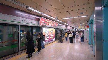 SEOUL, GÜNEY KORE - 11 Ekimde. 2025 - kalabalık bir metro istasyonunda bekleyenler Güney Kore, Seul 'de tren bekliyorlar.