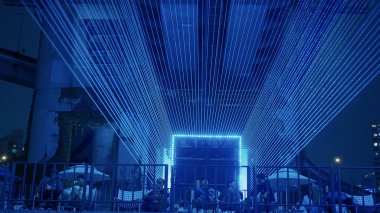 SEOUL, GÜNEY KORE - 11 Ekimde. 2025 - Mavi lazer ışınları Han Nehri, Seul 'deki bir köprünün altında bir sanat tesisi oluşturuyor.