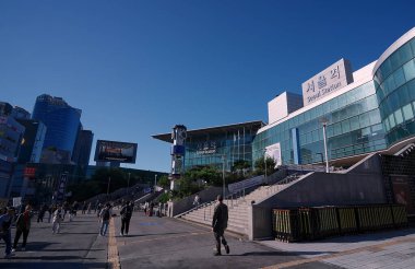 SEOUL, GÜNEY KORE - 11 Ekimde. 2025 - Seul İstasyonu 'nda gezginler ve yerliler, şehirde büyük bir ulaşım merkezi.
