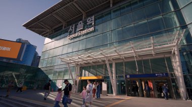 SEOUL, GÜNEY KORE - 11 Ekimde. 2025 - Güney Kore 'deki modern Seul İstasyonu' nun dışında yürüyen insanlar